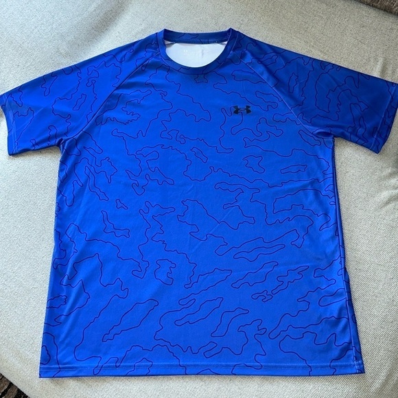 ✨HOST PICK✨Under Armour Athletic  Top W/ Camo Print - Picture 1 of 6